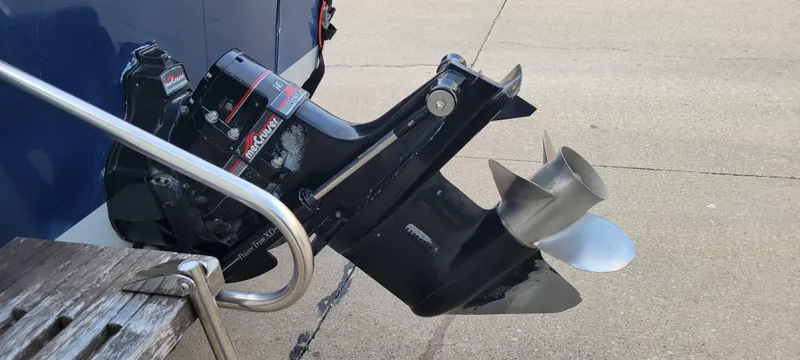 Slide: The Image of 1986 Four Winns 160 Freedom boat outboard motor and propeller on display. - 20