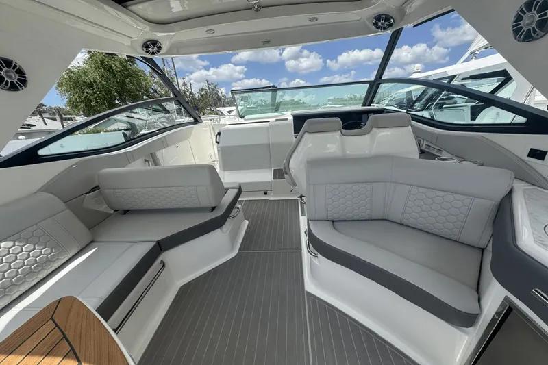 Slide: The Image of Sea Ray Sundancer 320 Outboard 2023 - 4