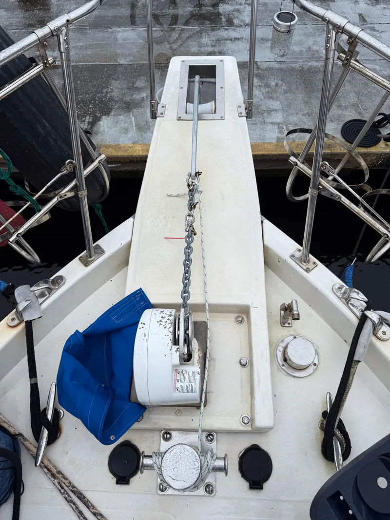 Slide: The Image of 1986 Jefferson Sundeck boat deck with anchor chain and blue cover. - 11
