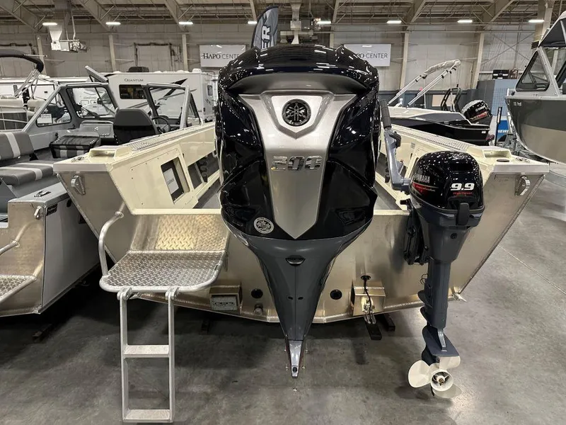 Slide: The Image of 2025 Hewescraft 200 Pioneer boat with Yamaha motor in showroom. - 10