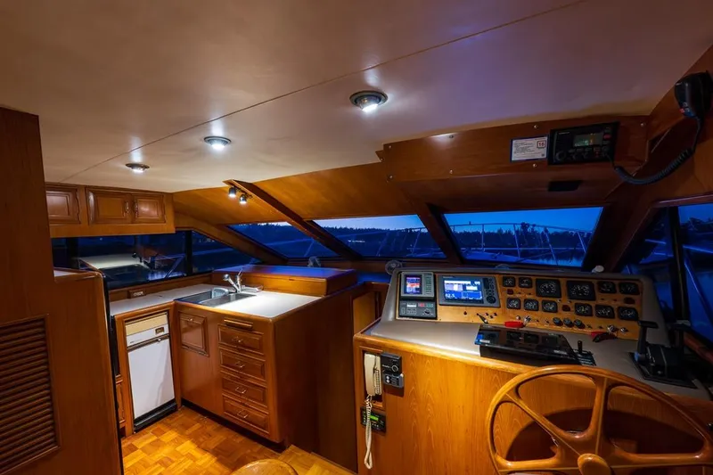 Slide: The Image of Ocean Alexander 48 Cockpit Motoryacht 1990 - 74