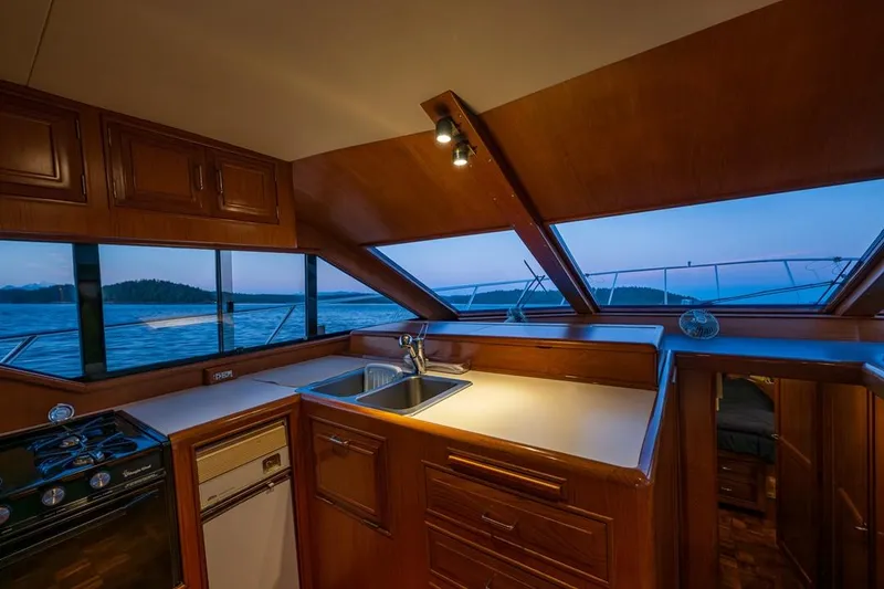 Slide: The Image of Ocean Alexander 48 Cockpit Motoryacht 1990 - 76