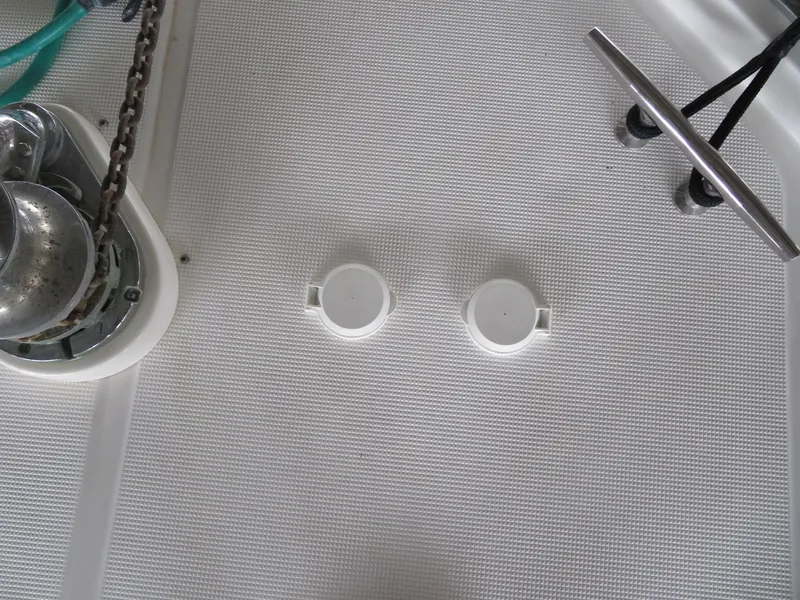 Slide: The Image of Deck fittings and cleat on 1990 Ocean Alexander 48 Cockpit Motoryacht. - 26