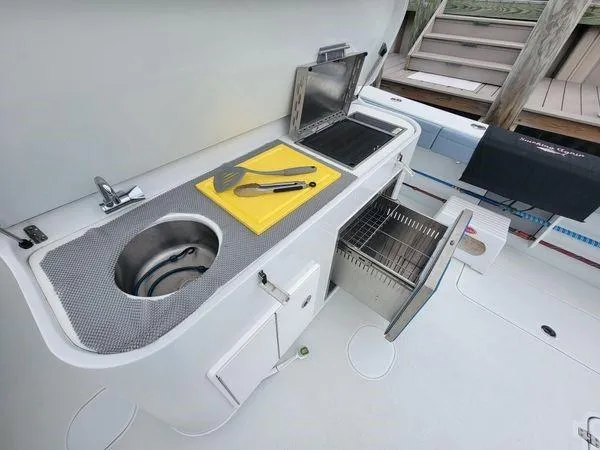 Slide: The Image of Yellowfin 42 Offshore 2022 - 20