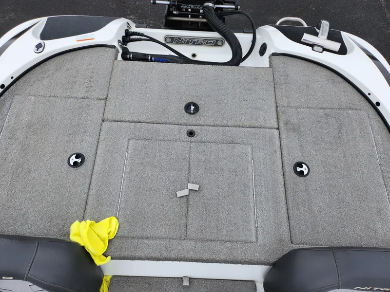 Slide: The Image of 2016 Nitro Z18 boat deck with gray carpet and yellow cloth. - 21
