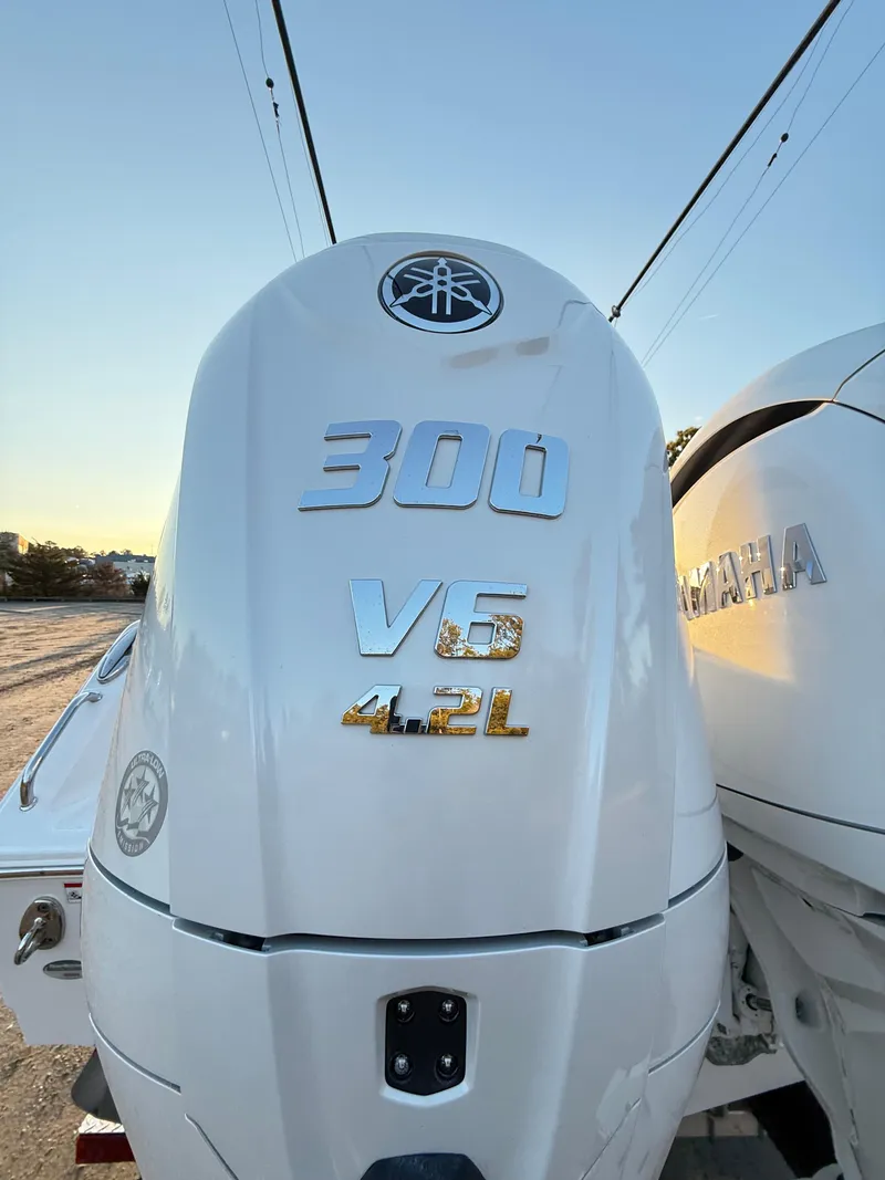 Slide: The Image of 2023 Sea Hunt Ultra 305 SE with Yamaha 300 V6 4.2L outboard engine. - 35