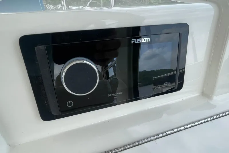 Slide: The Image of Fusion stereo system on 2005 Sea Ray 500 Sedan Bridge yacht dashboard. - 41