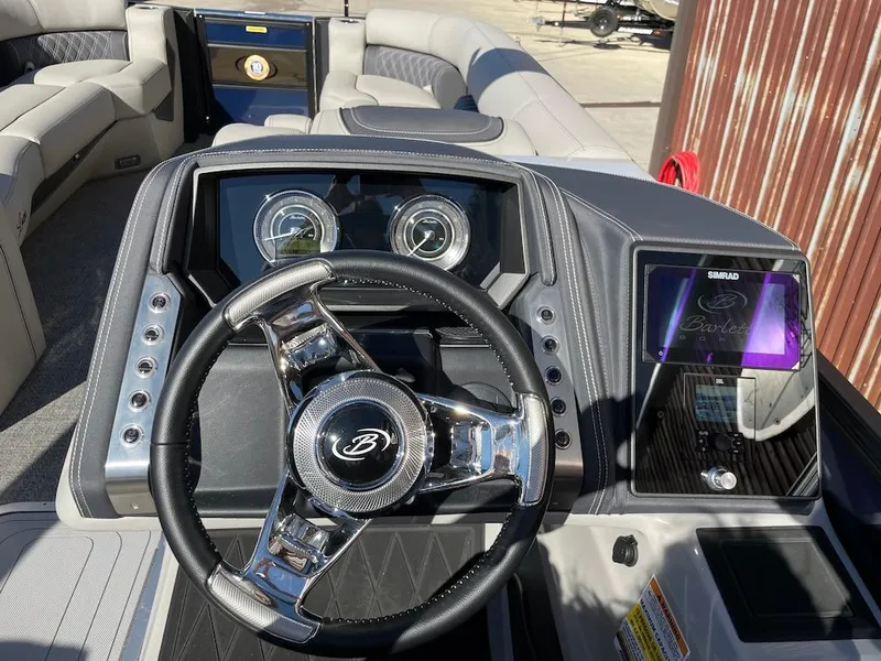 Slide: The Image of 2025 Barletta Lusso 25QSS boat dashboard with steering wheel and digital display. - 18