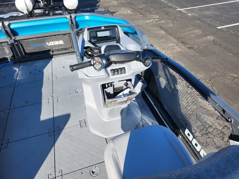 Slide: The Image of Sea-Doo Switch Compact 2022 - 17