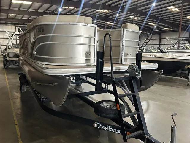 Slide: The Image of Sylvan Mirage Cruise 820 Cruise 2019 - 3