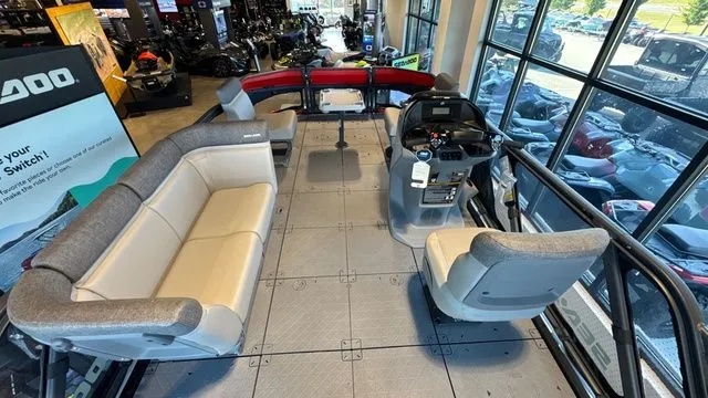 Slide: The Image of Sea-Doo SWITCH 16 BASE 130 HP 2025 - 7