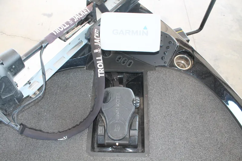 Slide: The Image of 2020 Ranger Z185 boat deck with Garmin device and Minn Kota trolling motor. - 24