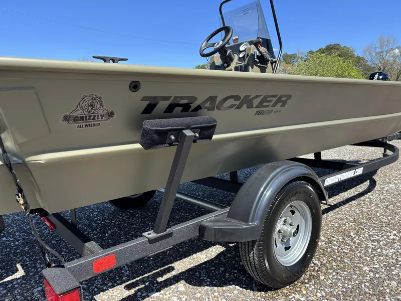 Slide: The Image of Tracker Grizzly 1860 CC 2025 - 11