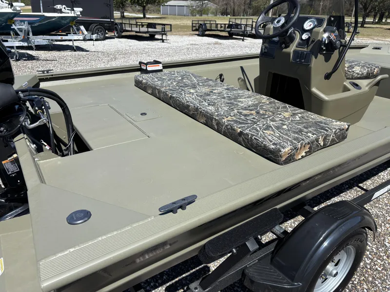 Slide: The Image of Tracker Grizzly 1860 CC 2025 - 6