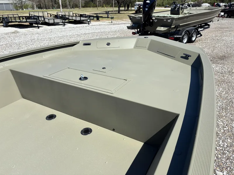 Slide: The Image of Tracker Grizzly 1860 CC 2025 - 7