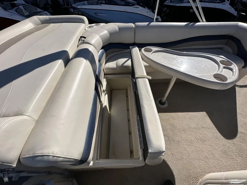 Slide: The Image of 2005 Sun Tracker PARTY BARGE 25 interior with seating and table. - 10
