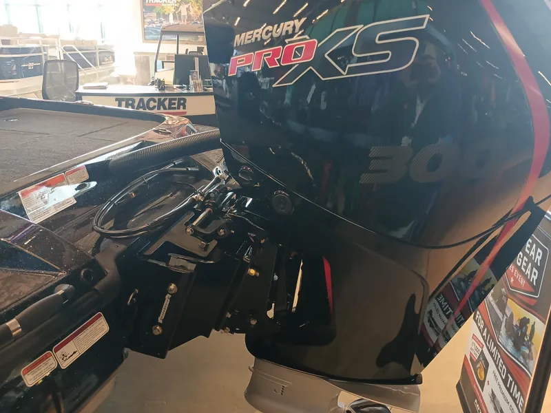 Slide: The Image of 2025 Nitro Z21 XL with Mercury Pro XS 300 outboard engine in showroom. - 12