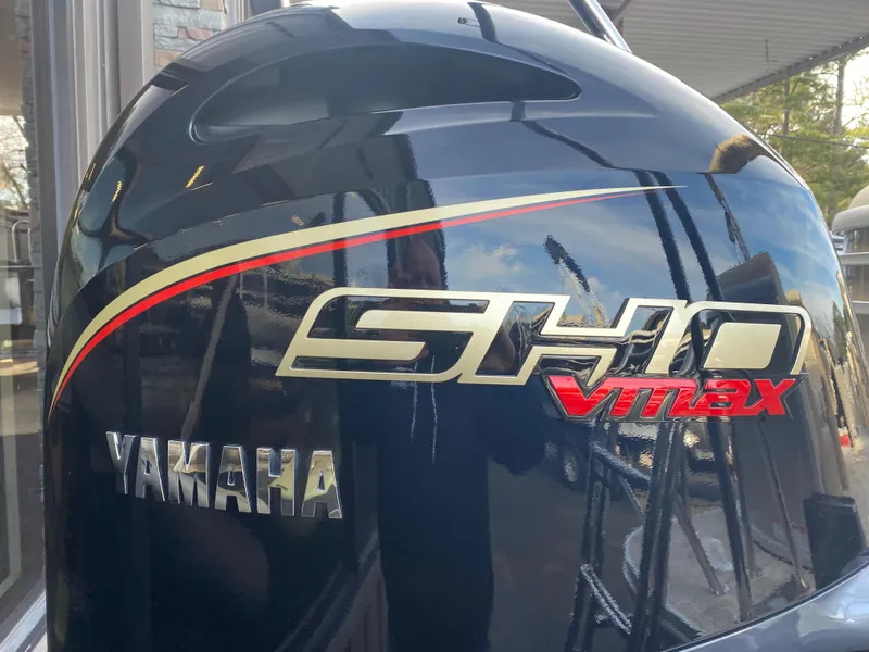Slide: The Image of Yamaha SHO VMAX engine on 2025 SunCatcher Select 322RC boat. - 8