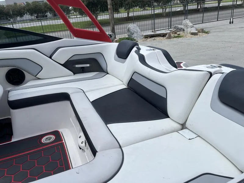 Slide: The Image of 2018 Yamaha Boats AR195 swim platform with red and black traction mats. - 16