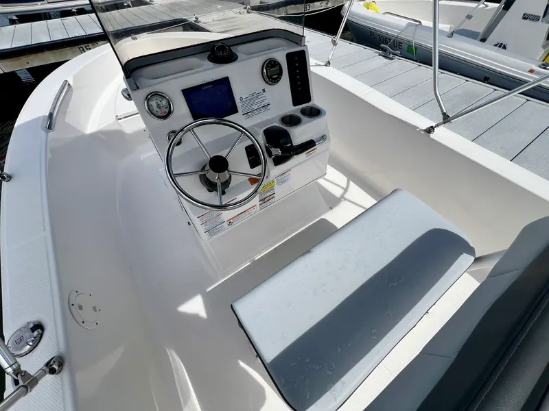 Slide: The Image of Robalo R160 2025 - 8