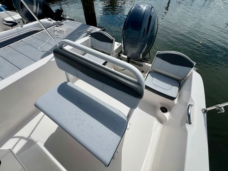 Slide: The Image of Robalo R160 2025 - 6