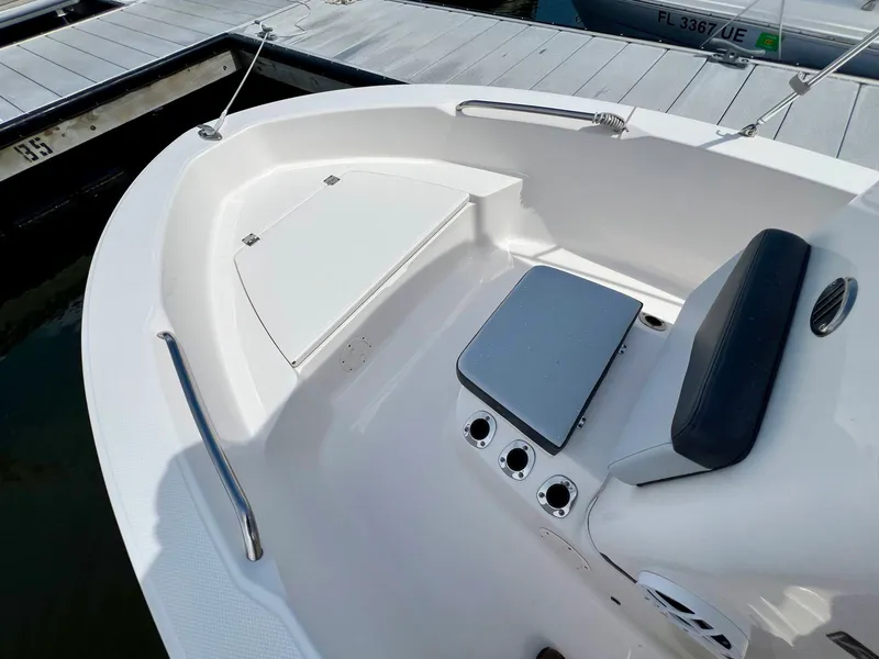 Slide: The Image of Robalo R160 2025 - 7