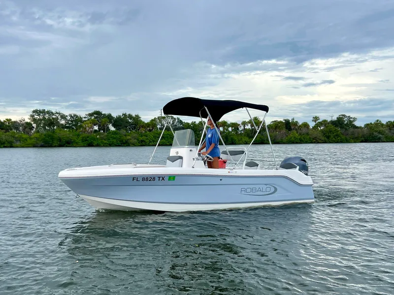 Slide: The Image of Robalo R160 2025 - 4