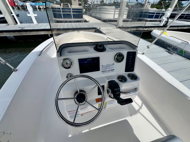 Slide: The Image of Robalo R160 2025 - 9