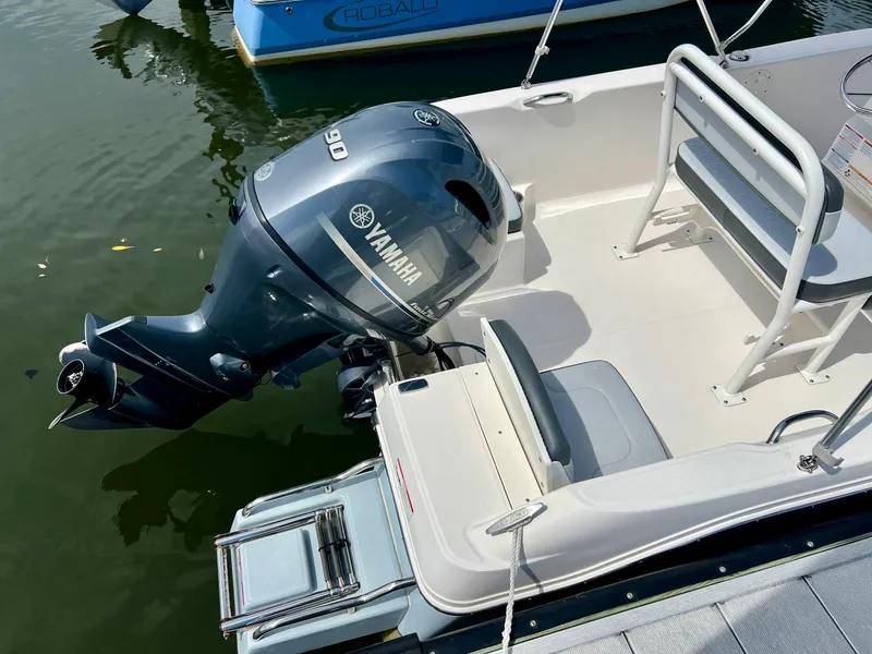 Slide: The Image of Robalo R160 2025 - 5