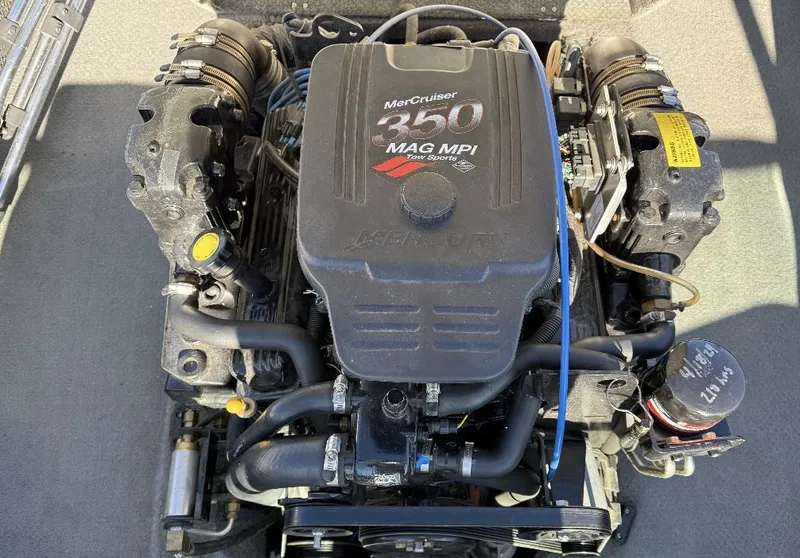 Slide: The Image of 2007 Centurion T5 MerCruiser 350 MAG MPI engine, top view. - 16