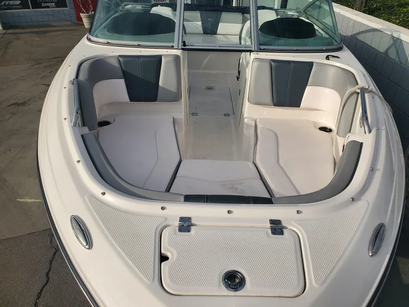 Slide: The Image of 2020 Chaparral 21 SSi OB boat, open bow seating, white and gray interior. - 4