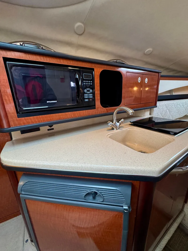 Slide: The Image of Interior of 2005 Sea Ray Sundancer 260 yacht kitchen. - 27