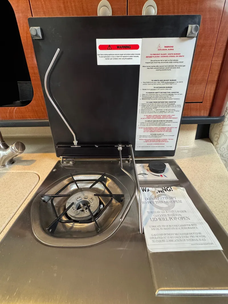 Slide: The Image of 2005 Sea Ray Sundancer 260 kitchen area with stove. - 31