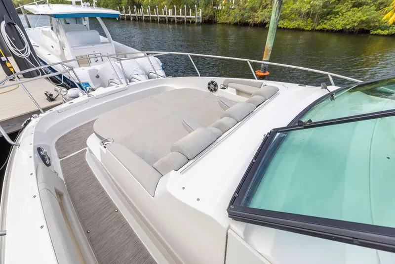 Slide: The Image of 2020 Sea Ray Sundancer 320 yacht with spacious deck and seating area. - 34