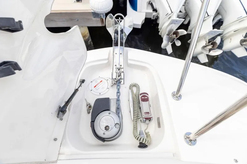 Slide: The Image of Anchor system on 2020 Sea Ray Sundancer 320 boat deck. - 38