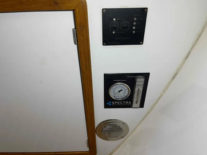 Slide: The Image of Control panel and gauge on 2000 Manta 42 Catamaran interior wall. - 31