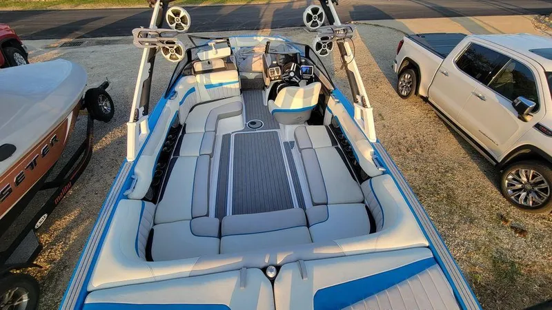 Slide: The Image of 2015 Malibu 24 MXZ boat with spacious seating and modern design. - 10