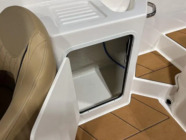 Slide: The Image of Bayliner D22I 2025 - 13