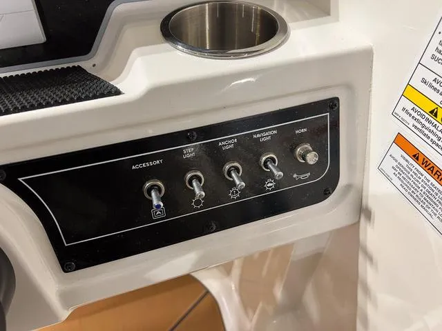 Slide: The Image of Bayliner D22I 2025 - 17