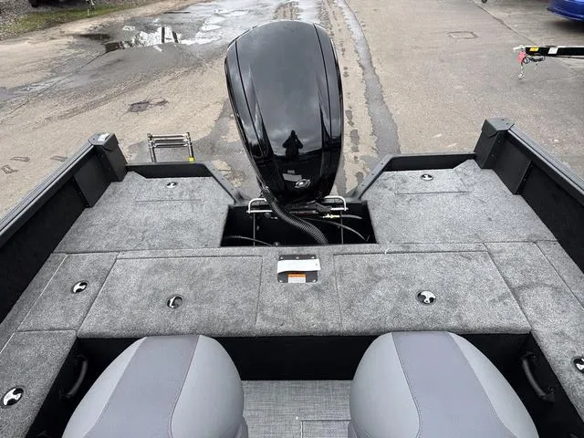 Slide: The Image of Alumacraft Competitor 175X Side Console 2025 - 9