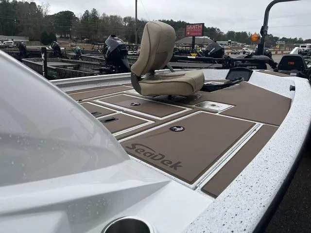 Slide: The Image of Xpress H18C Crappie 2025 - 9