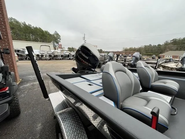 Slide: The Image of Xpress H17C Crappie 2025 - 10