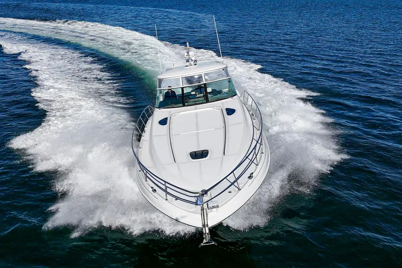 Slide: The Image of 2005 Sea Ray 500 Sundancer cruising on open water, creating a dynamic wake. - 16