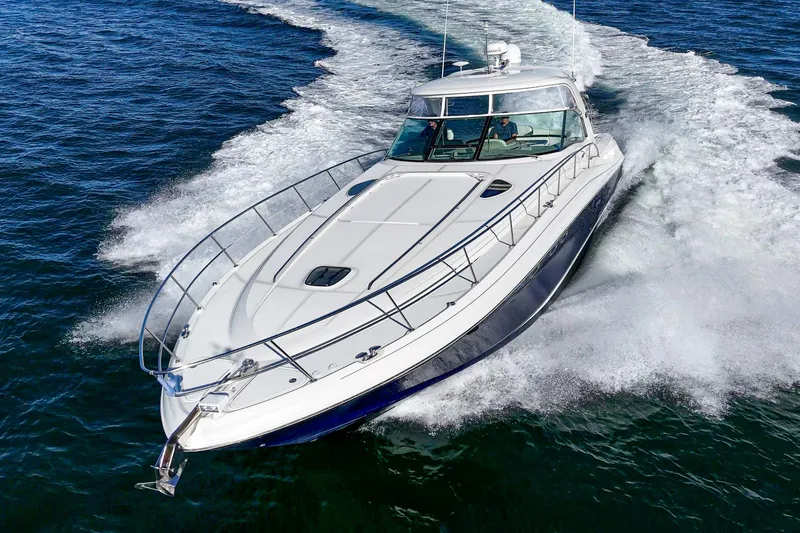 Slide: The Image of 2005 Sea Ray 500 Sundancer yacht cruising on open water. - 17