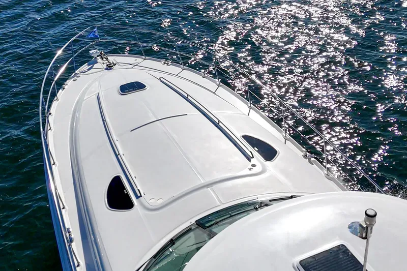 Slide: The Image of 2005 Sea Ray 500 Sundancer yacht on sparkling water. - 28