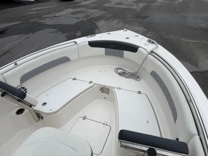 Slide: The Image of Robalo R222 Explorer 2023 - 4