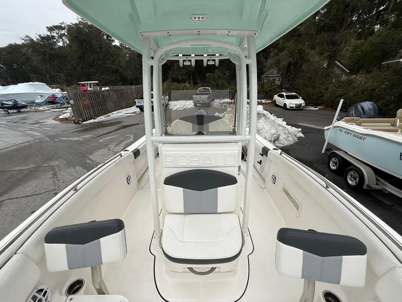 Slide: The Image of Robalo R222 Explorer 2023 - 5