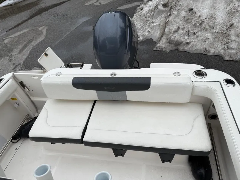 Slide: The Image of Robalo R222 Explorer 2023 - 7