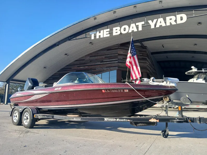 The Image of Triton 211 Sf 2006 - 1