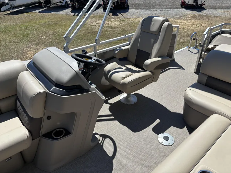 Slide: The Image of Sun Tracker Fishin' Barge 22 DLX 2024 - 15